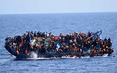Một thuyền chở người tị nạn đang chìm ngay trước mặt tàu Hải quân Italia ngày 25-5.