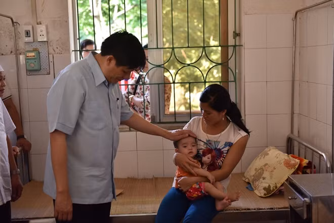 Thăm hỏi các trường hợp bị bệnh đang được điều trị