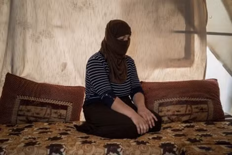 Một cô gái Yazidi bị IS giam làm nô lệ tình dục trong vài tháng đang ngồi trong túp lều bên ngoài thành phố Duhok, Iraq.