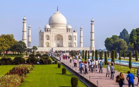 Du khách đổ xô về Taj Mahal.