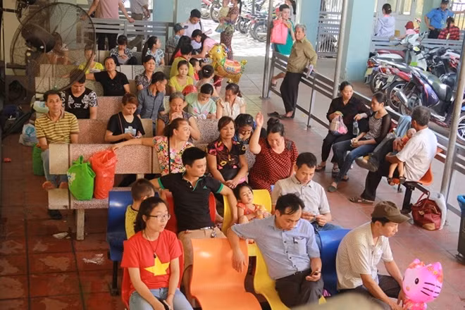 Tại bàn xếp sổ khám vẫn rất đông người nhà bệnh nhi chờ đợi để được khám bệnh.