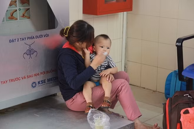 Tranh thủ cho con ăn trong khi chờ đợi kết quả khám bệnh.
