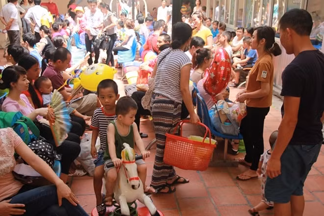 Tại các hành lang, phòng chờ của bệnh viện luôn trong tình trạng chật kín chỗ.