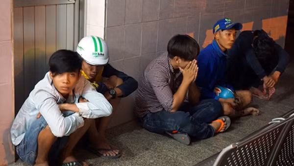 Các đối tượng được đưa về trụ sở cơ quan công an.