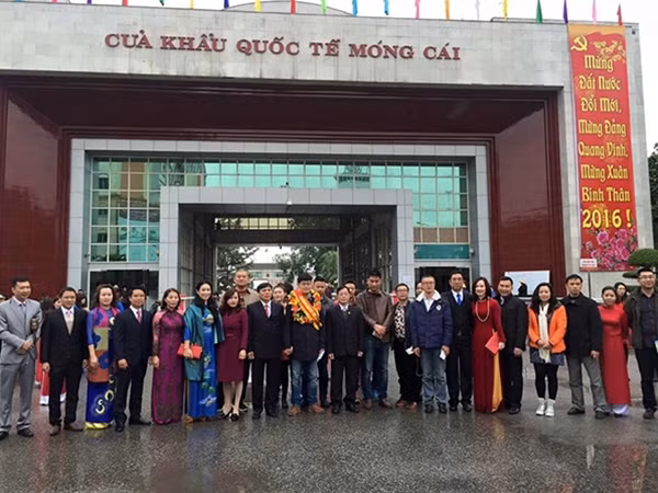 Du khách thứ 1 triệu được chào đón tại Cửa khẩu quốc tế Móng Cái.