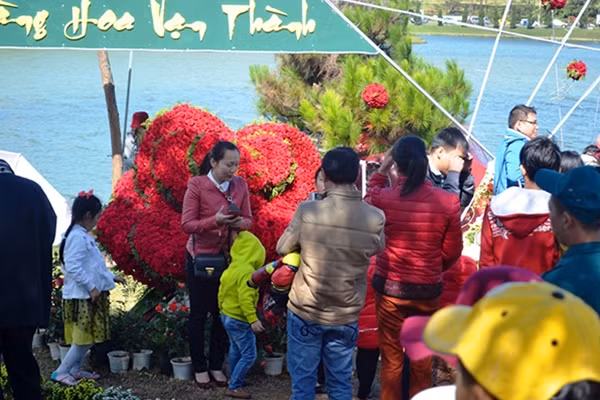 Tại các không gian hoa bên hồ Xuân Hương cũng đông nghẹt du khách.