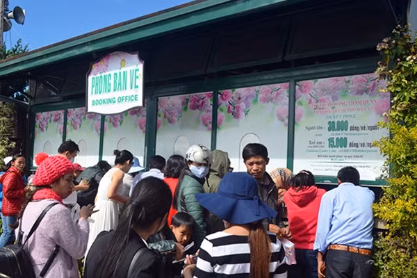 Du khách chen chân mua vé vào Vườn hoa thành phố Đà Lạt.