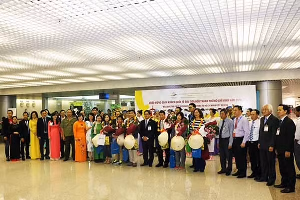 Đại diện TP Hồ Chí Minh chụp hình lưu niệm cùng các vị khách đầu tiên đến Việt Nam năm 2016.