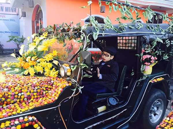 Chiếc xe Jeep “hầm hố” cũng được trang trí bằng hoa.
