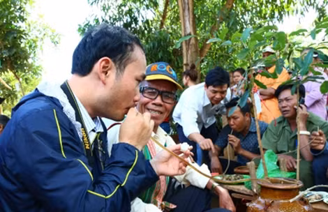 Sau khi lễ cúng xong, già làng là người khai rượu cần, các ché rượu khác được được mở. Những bàn tiệc bắt đầu được bày biện để tất cả người dân cùng ngồi vào.