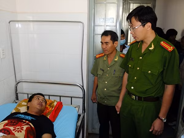 Lãnh đạo Công an huyện Krông Pách thăm hỏi, động viên đồng chí Nguyễn Xuân Hòa.