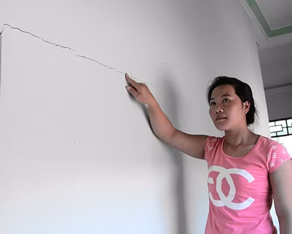Nhiều nhà dân bị nứt nhưng chỉ được áp giá đền bù 0 đồng.