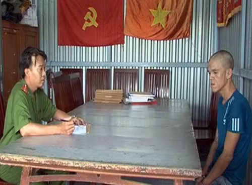 Công an huyện Mỹ Xuyên, Sóc Trăng lấy lời khai của một đối tượng trong băng cướp đêm liên tỉnh vừa bị triệt phá. Công an huyện Mỹ Xuyên, Sóc Trăng lấy lời khai của một đối tượng trong băng cướp đêm liên tỉnh vừa bị triệt phá.
