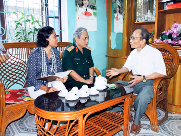 Đại tá Trần Đình Côn, nguyên Giám đốc Công an Thanh Hóa đang kể lại những kỷ niệm về người cha của Thiếu tướng, bác sĩ Nguyễn Văn Hoàng Đạo.