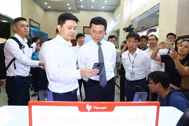 Bộ trưởng Bộ Thông tin và Truyền thông Nguyễn Mạnh Hùng cùng các đại biểu tham quan gian trưng bày sản phẩm công nghệ tại hội nghị. Ảnh: TTXVN