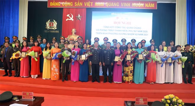 Đại tá Hồ Văn Mười, Giám đốc Công an tỉnh và các đồng chí lãnh đạo, đại biểu chụp hình lưu niệm với các tập thể, cá nhân đạt giải.