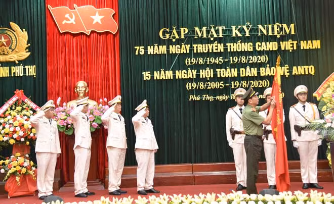 Đồng chí Thiếu tướng Trần Quốc Tỏ - Ủy viên TW Đảng, Thứ trưởng Bộ Công an trao tặng Huân chương chiến công Hạng nhất cho tập thể phòng An ninh điều tra, Công an tỉnh Phú Thọ.