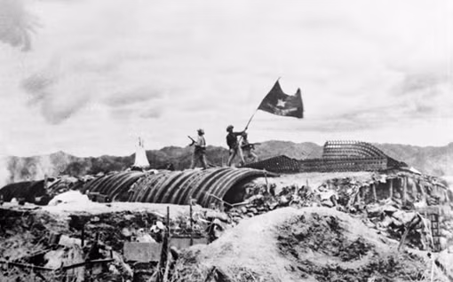 Thắp nến tri ân các Anh hùng Liệt sỹ nhân kỷ niệm 68 năm Chiến thắng Điện Biên Phủ ảnh 2