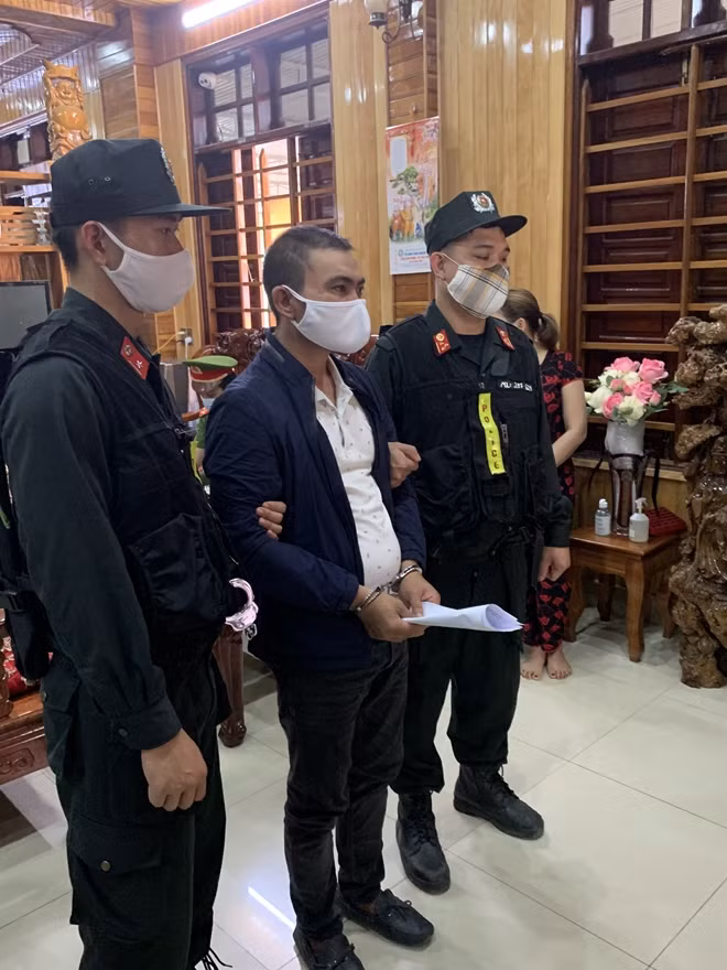 Lực lượng Công an an dẫn giải đối tượng Nguyễn Minh Thảo.