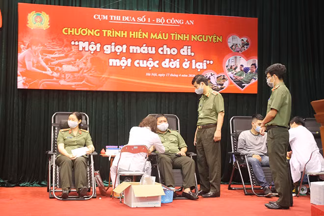 Cán bộ, chiến sỹ Cục An ninh Chính trị nội bộ hiến máu tình nguyện.