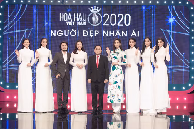 Ban Tổ chức Hoa hậu Việt Nam 2020 và các thí sinh tham dự cuộc thi. Ban Tổ chức Hoa hậu Việt Nam 2020 và các thí sinh tham dự cuộc thi.