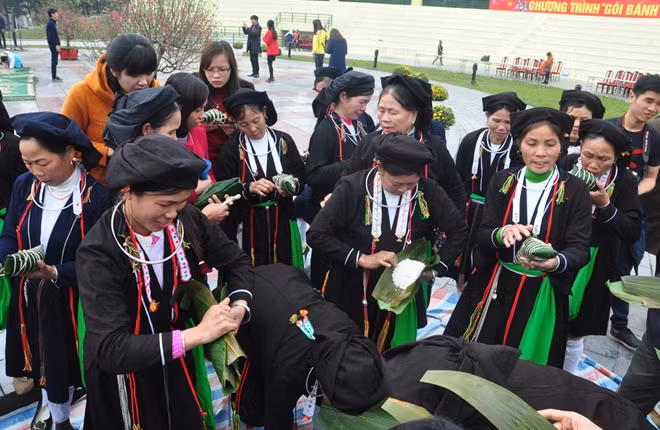 Người Sán Dìu thi gói bánh trong lễ hội Tây Thiên.