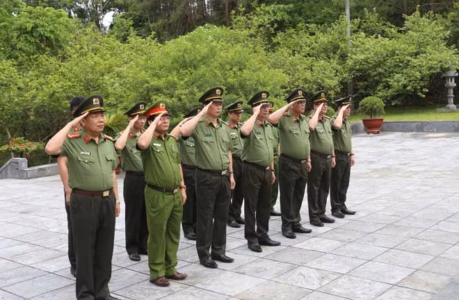 Thứ trưởng Nguyễn Văn Thành cùng các đồng chí trong Đoàn công tác đã kính cẩn nghiêng mình trước Anh linh các anh hùng liệt sỹ. Thứ trưởng Nguyễn Văn Thành cùng các đồng chí trong Đoàn công tác đã kính cẩn nghiêng mình trước Anh linh các anh hùng liệt sỹ.