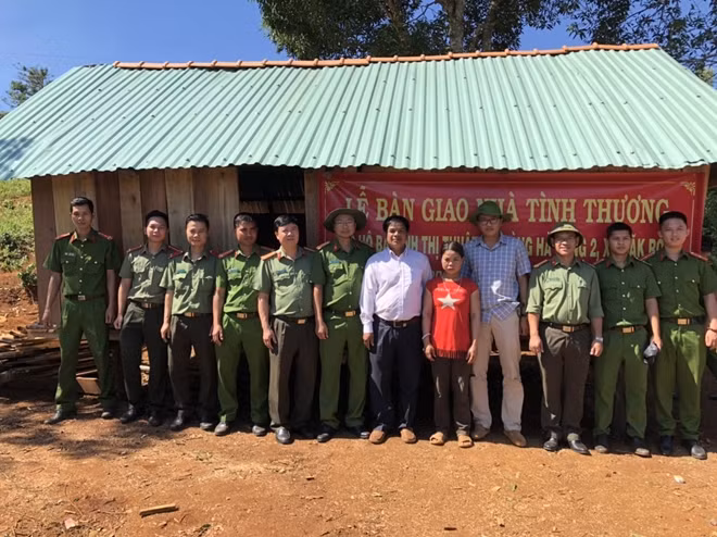 Công an huyện Kbang bàn giao nhà tình thương cho hộ gia đình bà Đinh Thị Thuật.