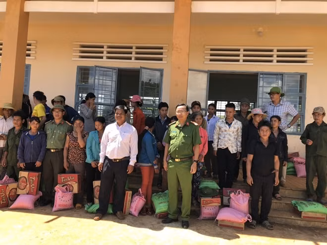 Tặng 35 phần quà cho các gia đình thuộc diện hộ nghèo, hoàn cảnh khó khăn tại làng Hà Đừng 2, xã Đak Rong.