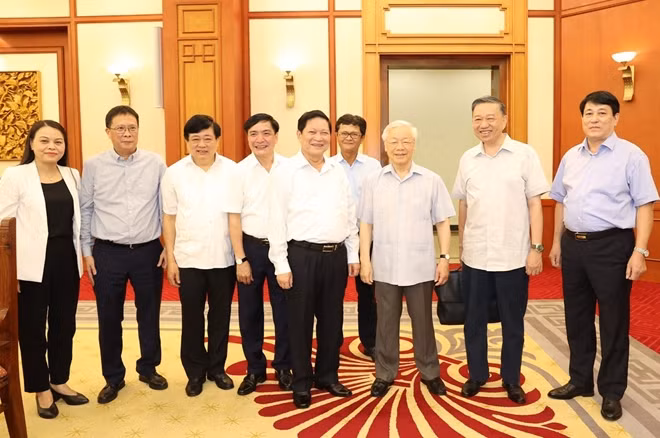 Tổng Bí thư, Chủ tịch nước Nguyễn Phú Trọng, Trưởng Tiểu ban Văn kiện và các đại biểu dự cuộc họp Tiểu ban Văn kiện Đại hội XIII của Đảng. Ảnh: TTXVN
