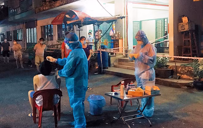 Lấy mẫu xét nghiệm COVID-19 cho người dân tại huyện Bình Chánh (TP Hồ Chí Minh). Lấy mẫu xét nghiệm COVID-19 cho người dân tại huyện Bình Chánh (TP Hồ Chí Minh).