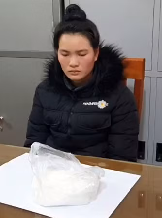 Lường Thi Oai cùng tang vật.
