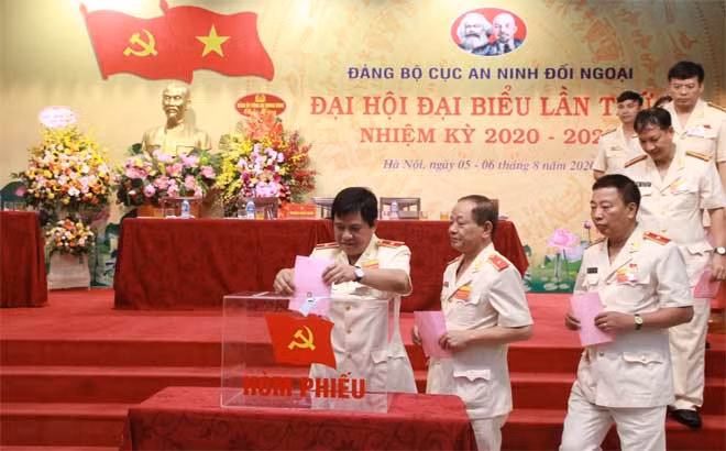 Các đại biểu bỏ phiếu bầu ban chấp hành Đảng bộ Cục An ninh đối ngoại nhiệm kỳ 2020-2025