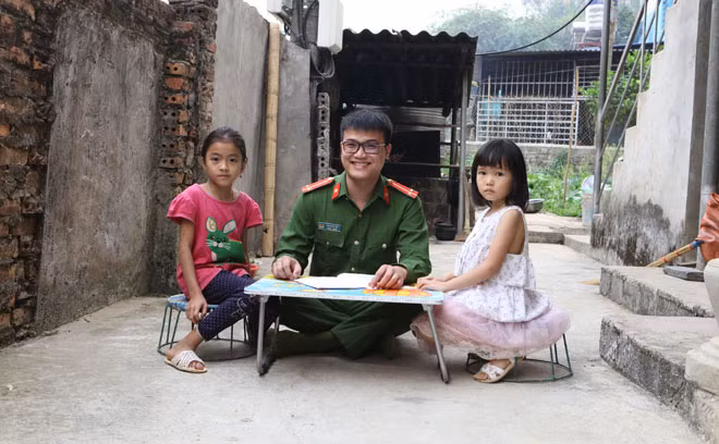Trung úy Phan Đức Lộc làm “thầy giáo” khi xuống bản.