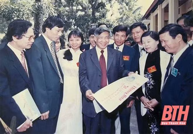 Nguyên Tổng Bí thư Lê Khả Phiêu trong một lần về thăm và gặp gỡ văn nghệ sĩ, nhà báo ở Thanh Hóa.