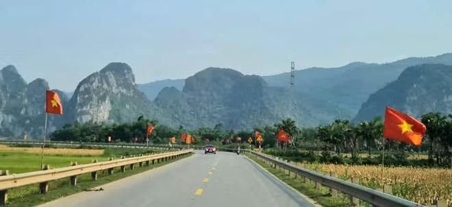 Cờ Tổ quốc tung bay phấp phới dọc Quốc lộ 12 A đoạn qua huyện Tuyên Hóa, Quảng Bình.