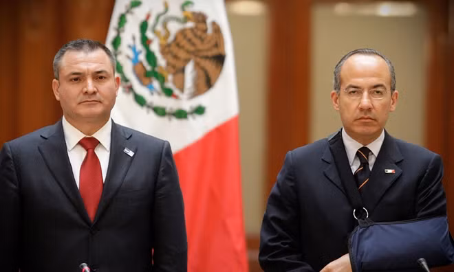 Tổng thống Mexico Felipe Calderon (phải) với Giám đốc Cảnh sát Liên bang Genaro Garcia Luna