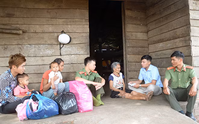 Thượng úy Nguyễn Thành Tuấn cùng đồng đội trao tiền, tặng quà cho bà Nieng Tụ ở làng Ia Piơr II, huyện Chư Prông.