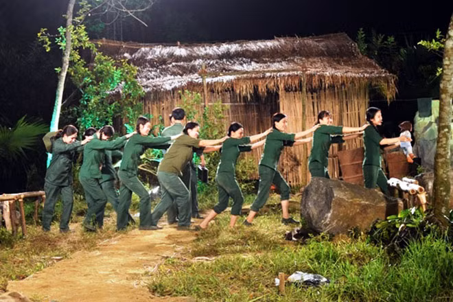Hình ảnh tái hiện cuộc sống lạc quan, vui vẻ của các cô gái tuổi mười tám đôi mươi ở hang Lèn Hà trước khi hy sinh.