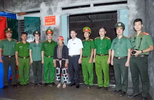 Trao nhà Đại đoàn kết cho người dân có hoàn cảnh khó khăn