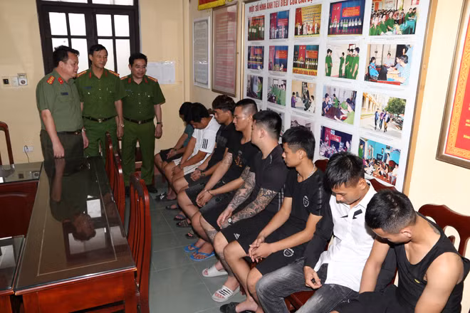 Đại tá Nguyễn Quốc Hùng, Giám đốc Công an tỉnh Hà Nam trực tiếp chỉ đạo Phòng Cảnh sát hình sự bắt giữ các đối tượng trong đường dây đánh bạc.