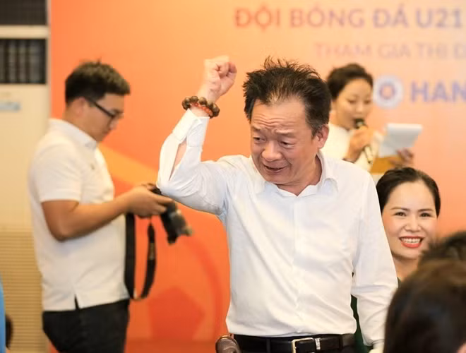 Bầu Hiển có mặt tại lễ chuyển giao U21 Hà Nội cho Phú Thọ, mong các cầu thủ quyết tâm khi chuyển đến đội bóng mới. Ảnh: TH