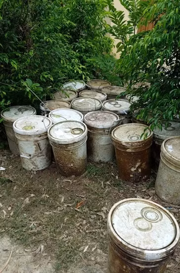 Gần 30 thùng hóa chất thả xuống, khiến kênh Hòa Bình từ trắng sang xanh Gần 30 thùng hóa chất thả xuống, khiến kênh Hòa Bình từ trắng sang xanh