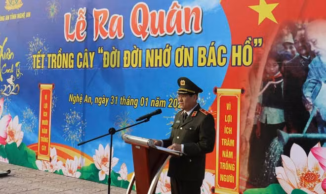 Thiếu tướng Nguyễn Hữu Cầu, Giám đốc Công an tỉnh phát động Tết trồng cây trong toàn lực lượng Công an Nghệ An (Ảnh: Đức Vũ)