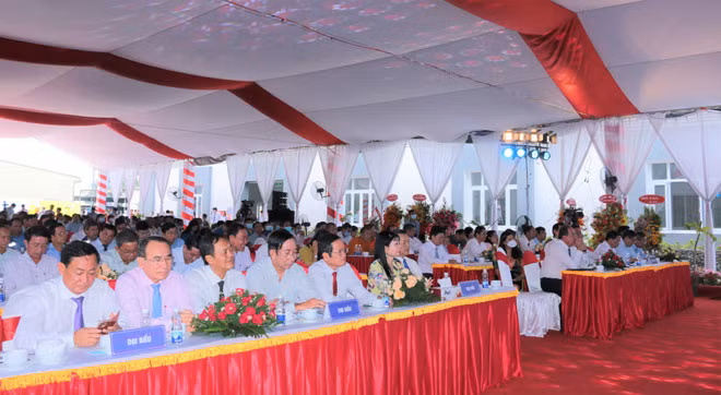 Các đại biểu tham dự.