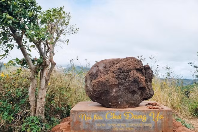 Tảng đá cột mốc tọa độ đỉnh núi lửa. Đây là khối nham thạch có niên đại hàng triệu năm tuổi.