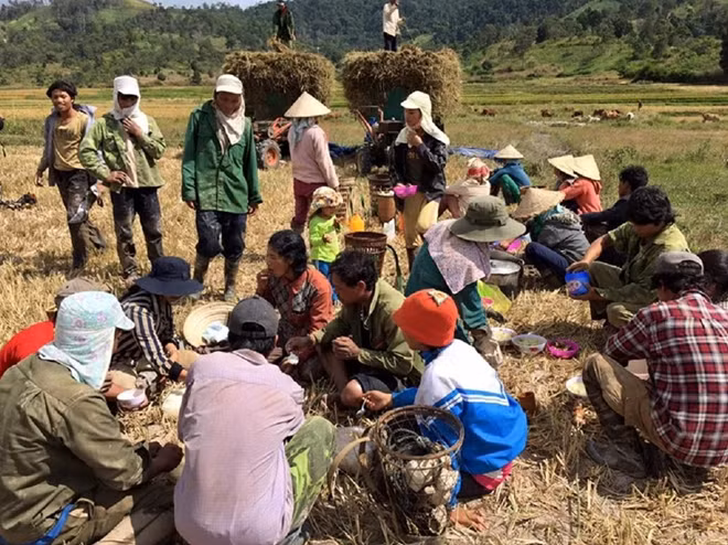 Sinh hoạt của người Gia Lai dưới chân núi lửa Chư Đăng Ya.