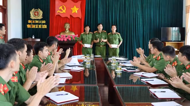 Đại tá Phạm hải Đăng – Phó Giám đốc Công an tỉnh, thủ trưởng cơ quan Cảnh sát điều tra Công an tỉnh Biểu dương khen thưởng các tập thể, cá nhân có thành tích xuất sắc trong đấu tranh chuyên án.