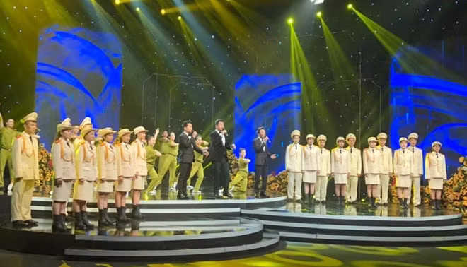Những giai điệu Ngọt Ngào cất lên từ những nữ ca sĩ Nhà hát Nhạc vũ kịch VIệt Nam và Học viện âm nhạc Quốc gia VIệt Nam cùng dàn hợp xướng của Nhà hát nhạc giao hưởng VIệt Nam trong chương trình “75 năm vinh quang CAND Việt Nam”. Ảnh: Trọng Nghĩa.