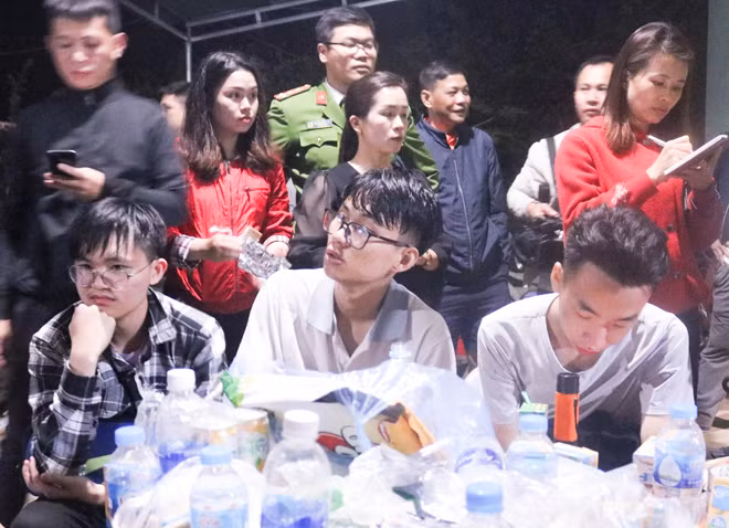 Nhiều em học sinh mệt mỏi sau khi bị lạc trong rừng. Nhiều em học sinh mệt mỏi sau khi bị lạc trong rừng.